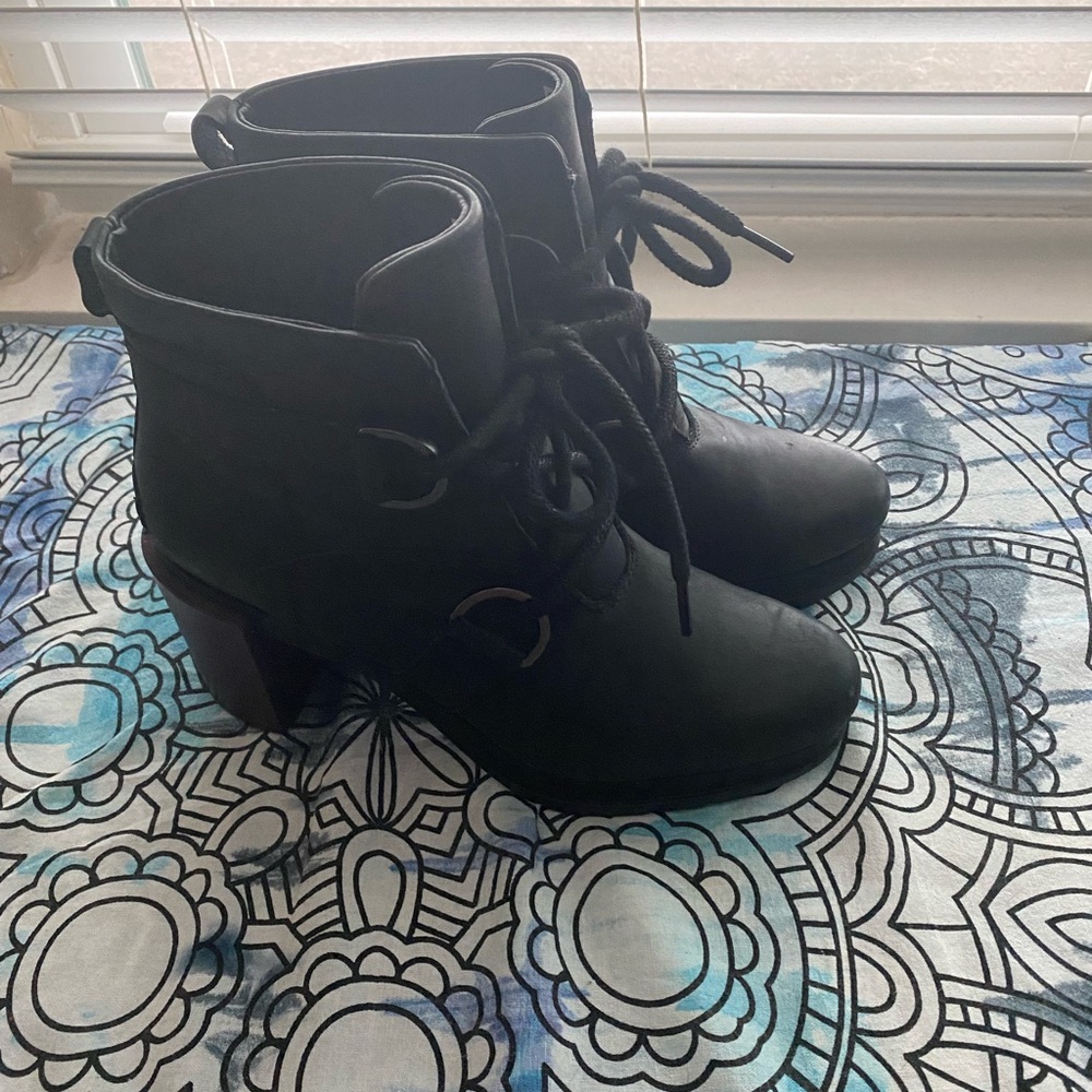 Maroon chunky heel Sorels 8.5